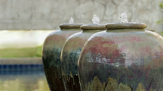 花园里的陶罐喷泉。视频素材