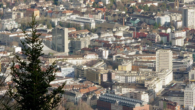 Biel/Bienne，瑞士钟表制造的首都，显示城市中心建筑和交通的细节视频下载