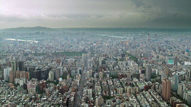 巨大城市的延时全景，相机拉回显示一个航拍的观点与加速的暴风雨云和交通视频下载