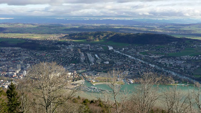 宽全景延时俯瞰Biel/Bienne，瑞士钟表制造的首都视频下载