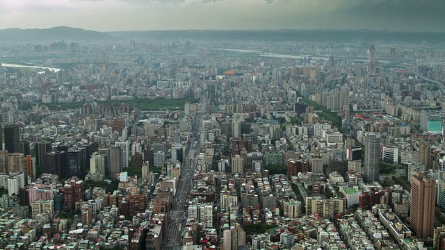 巨大城市的延时全景，相机拉回显示一个航拍的观点与加速的暴风雨云和交通视频下载