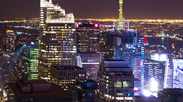 在大都市的摩天大楼在晚上，高角度的视图显示明亮的灯光，飞机和办公室视频下载