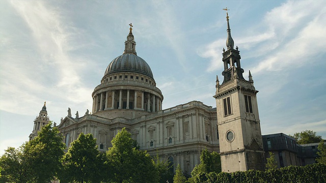 伦敦圣保罗大教堂上空的日间飞行轨迹延时图视频下载