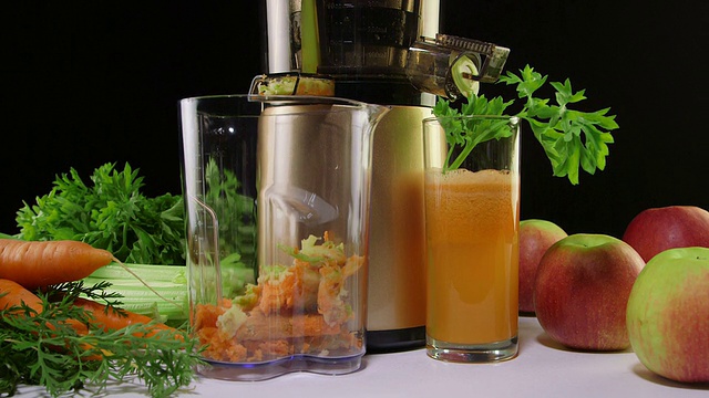 多莉:胡萝卜、芹菜和苹果的鲜榨汁是用咀嚼机榨出来的视频素材