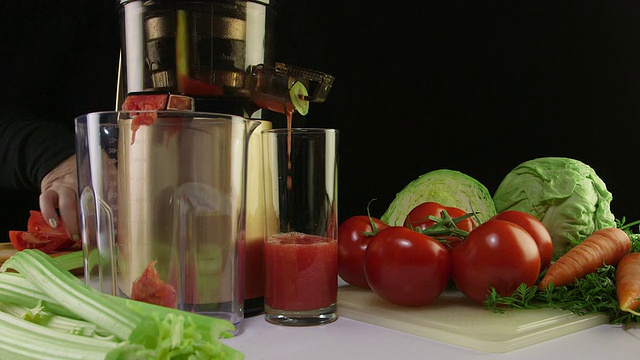 多莉:用咀嚼榨汁机把西红柿榨成新鲜蔬菜汁视频素材
