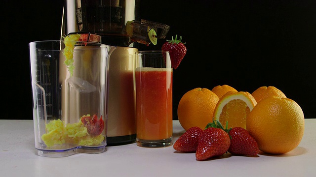 多莉:一杯从冷榨机里榨出来的新鲜草莓橙汁视频下载