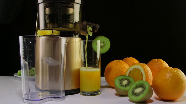 多莉:用咀嚼榨汁机榨取新鲜的橙汁和猕猴桃汁视频下载