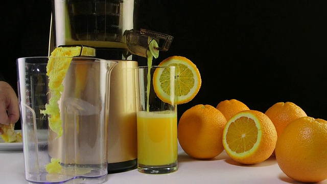 多莉:用电动冷压榨汁机榨取鲜橙汁视频下载