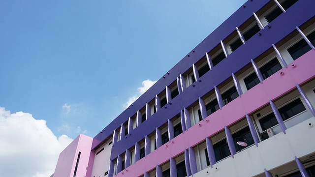 摩天大楼对抗天空紫色建筑时间流逝视频下载