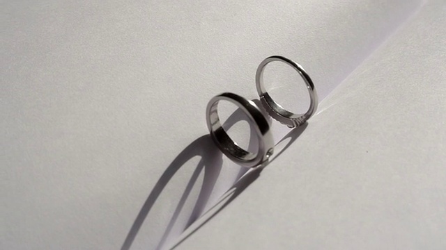 两个结婚戒指投下一个心形的影子视频下载