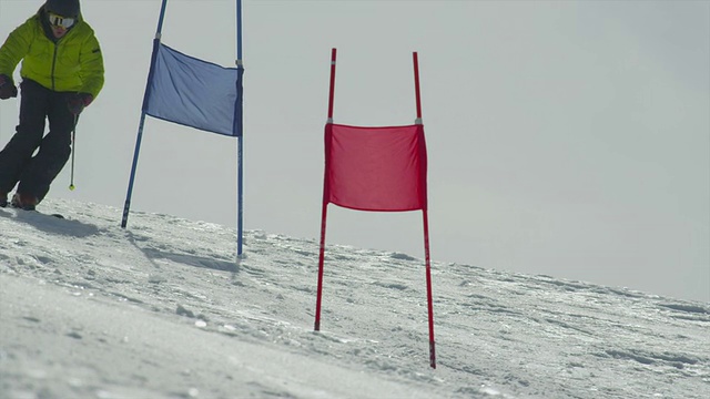 慢动作:障碍滑雪者在大门之间滑雪视频素材