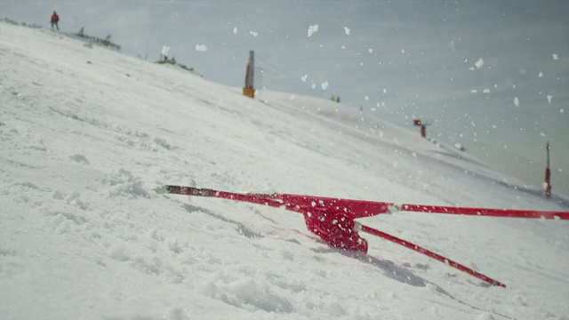 慢动作:大回转滑雪训练中的专业滑雪者视频素材