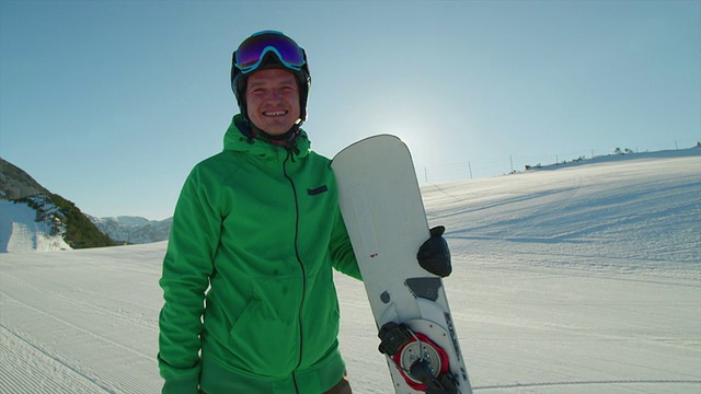 特写:在滑雪胜地微笑滑雪板比赛的肖像视频素材