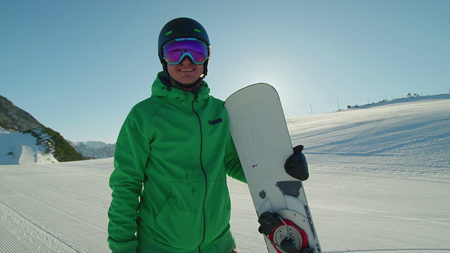 肖像:在阳光明媚的山区滑雪板比赛视频素材
