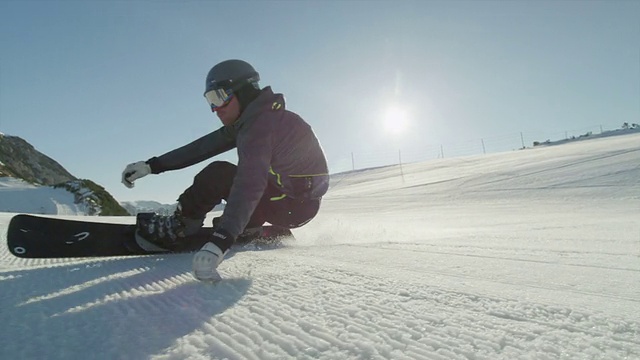 慢镜头特写:滑雪板雕刻在早晨完美的雪上视频素材