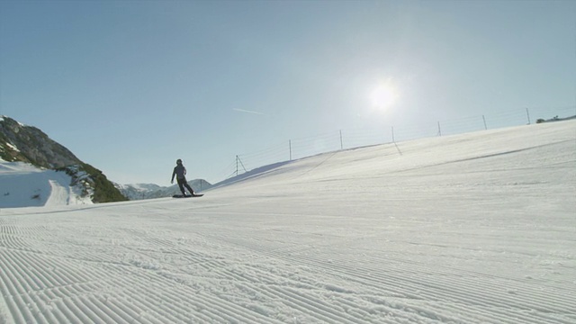 慢镜头特写:滑雪场滑雪板雕刻比赛视频素材