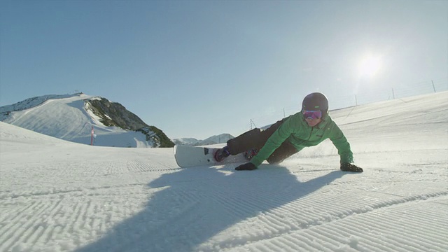 慢动作特写:滑雪板比赛雕刻在完美的雪上视频素材