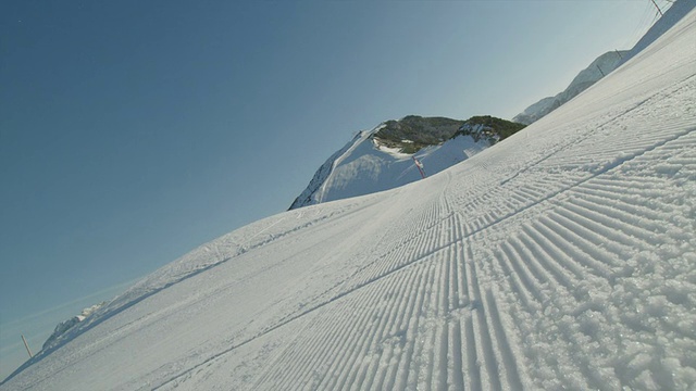 慢镜头特写:滑雪板在山上滑雪坡上雕刻视频素材