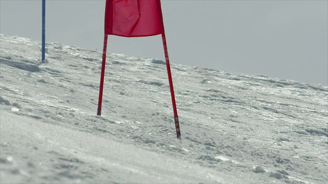 慢动作:障碍滑雪者转过大门视频素材