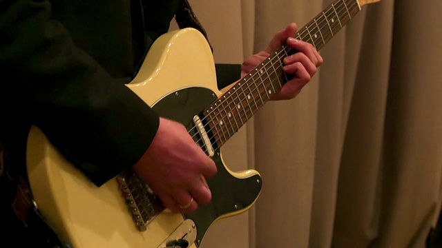 男性手弹奏电吉他视频素材