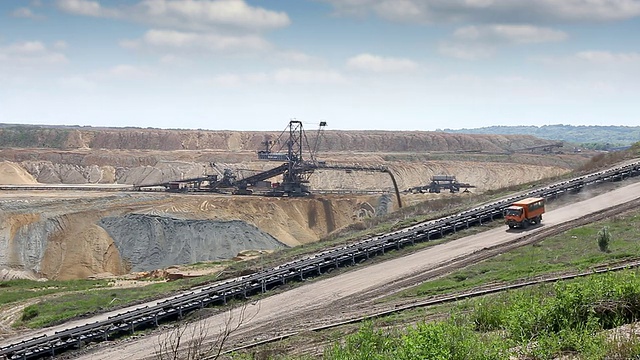 露天煤矿用挖掘机和卡车视频素材