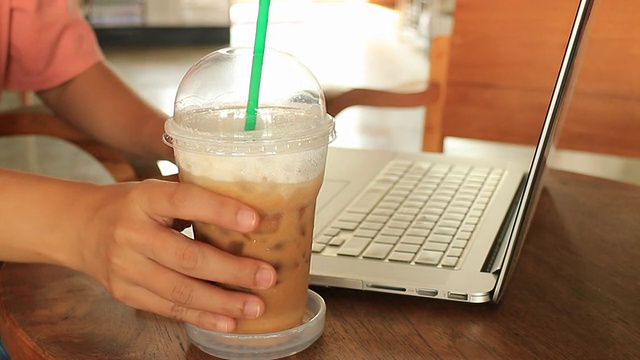 在咖啡馆用笔记本电脑工作的自由职业者视频下载
