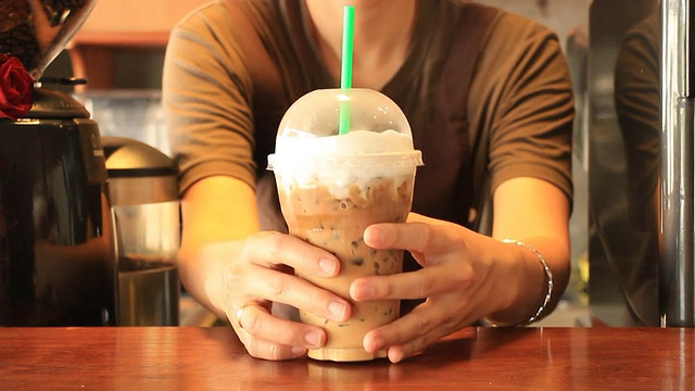 咖啡师服务塑料玻璃咖啡卡普奇诺视频下载