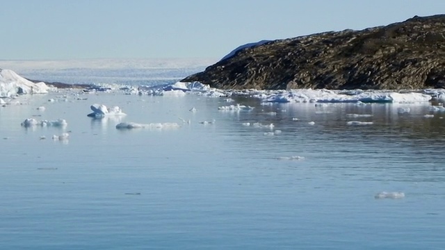 通过格陵兰岛的漂流冰视频素材