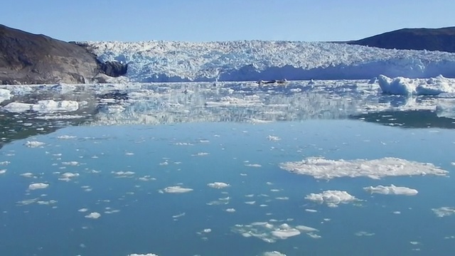 格陵兰岛的冰边缘反射视频素材