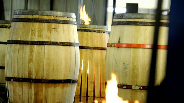 在酒桶生产过程中，木桶起火。视频下载