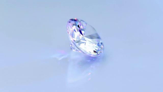 钻石在光线中闪烁。特写镜头视频下载