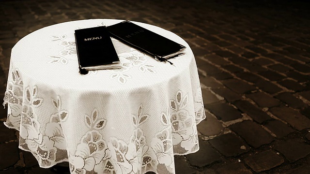 在一个古老城市的街道上，有一张孤独的桌子，菜单躺着视频下载