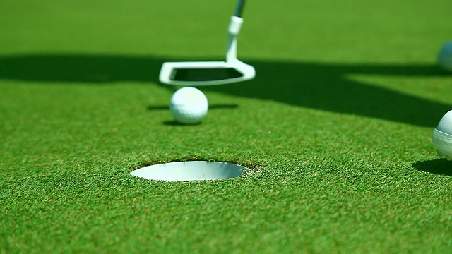 高尔夫球员推高尔夫球近距离视频素材