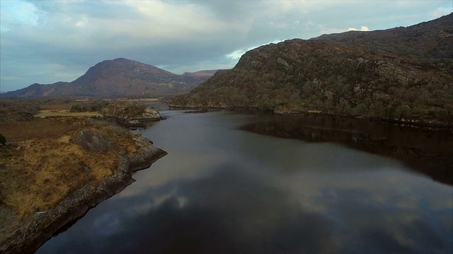 无人机拍摄的湖泊和落基山脉视频下载