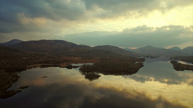 风景视频平静的湖和山脉对多云的天空视频下载
