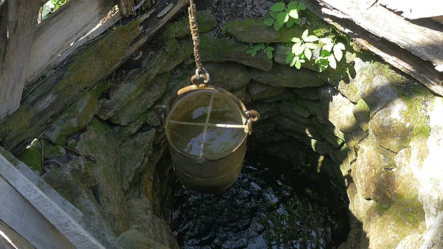 神奇的古石井，里面有一桶新鲜的水视频素材