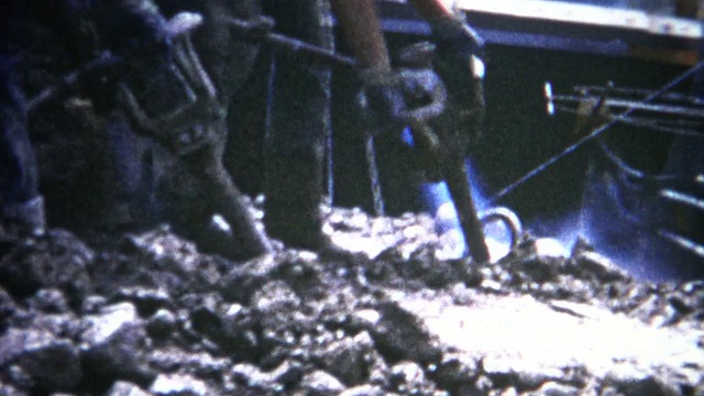 (8毫米胶片)大坝混凝土工人1954视频素材
