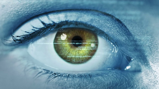 女性眼睛与程序代码。未来。技术。棕绿色。视频素材