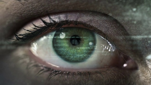 女性眼睛与程序代码。未来。技术。黑了。蓝绿色。视频素材