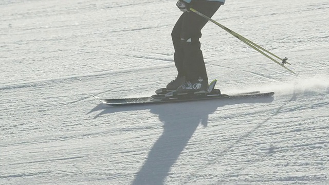 特写:在阳光明媚的冬日早晨在滑雪场滑雪视频素材