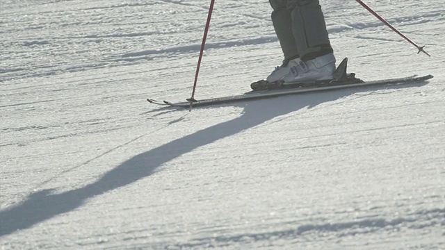 特写:滑雪者在阳光明媚的山区度假胜地滑雪视频素材