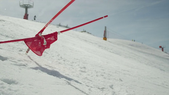 慢动作特写:滑雪障碍之间的大门视频素材