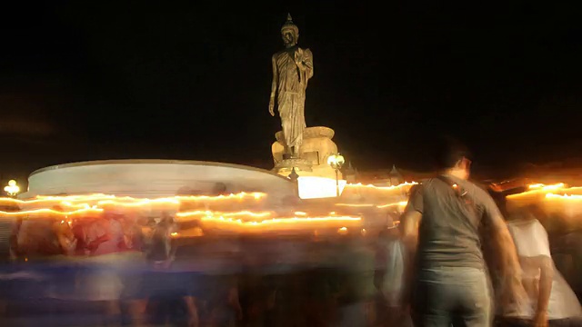 佛教人群在烛光下行走视频素材