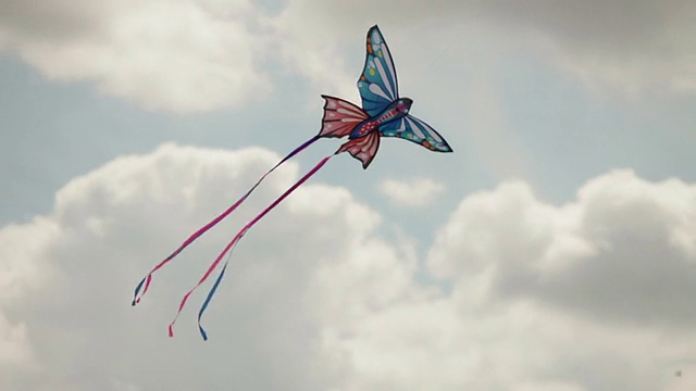 美丽的风筝在蓝天上飞翔。视频下载