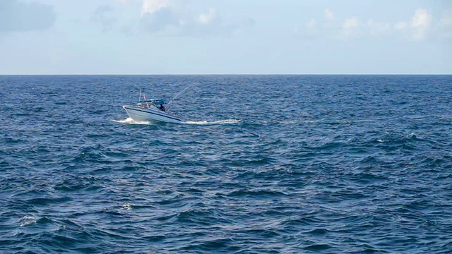 远处地平线上的渔船视频素材