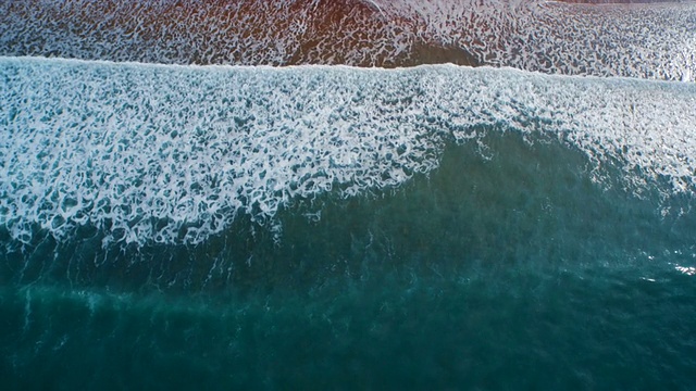 无人机拍摄海浪到达海岸的画面视频素材