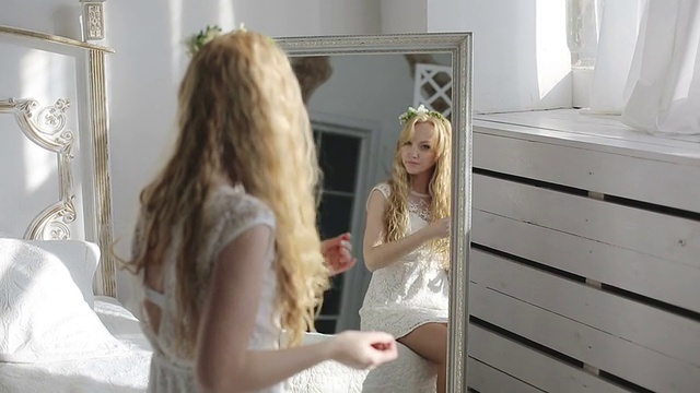 年轻女子在镜子前留头发视频素材