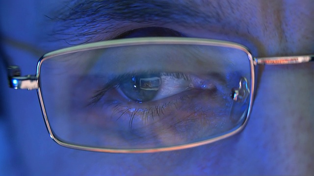 当你上网时，你的眼睛和眼镜上的反射视频素材