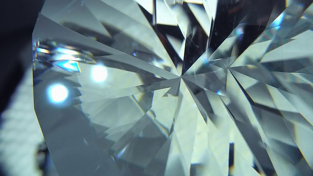 钻石的小平面闪耀着明亮的光芒视频下载