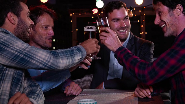 一群男性朋友一起在屋顶酒吧放松视频素材